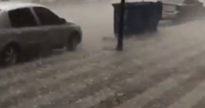 кадър и видео: Туитър/TRT WorldСилна буря с градушка в Истанбул. За минути