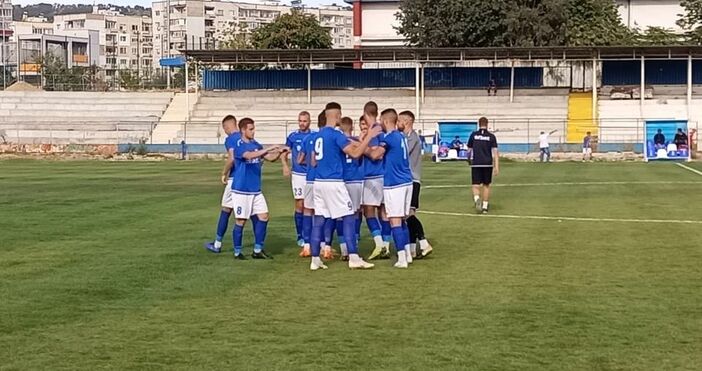 Снимка Петел След като си разчисти пътя към върха на Североизток