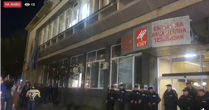Кадри: ЛюбословиеПротестиращите тази вечер в София отидоха до сградата на