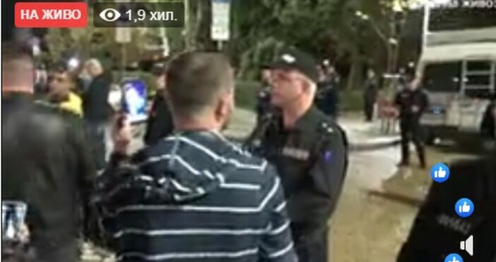 кадър и видео  Иво Божков Журналистът Иво Божков който следи протестите от