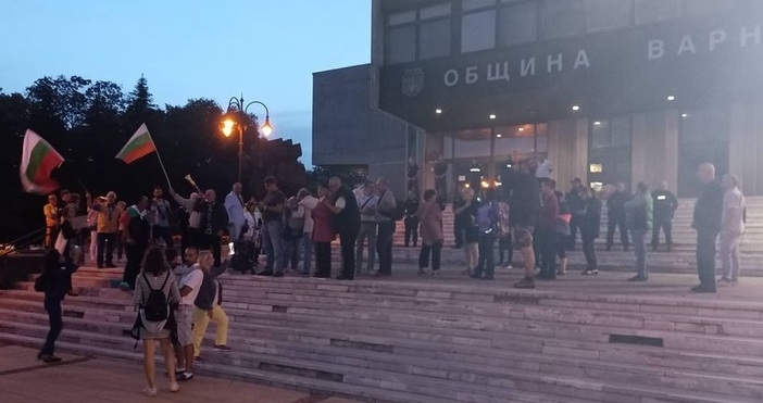 Снимка ПетелПоредна вечер на протест във Варна Недоволните от властта