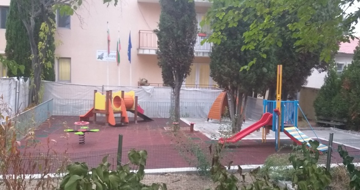 Редактор: e-mail: снимка: Ивайло ХристовРемонтът на детска площадка в детска градина във