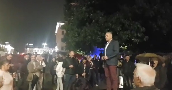 Кадър Фейсбук Отровното триоОтново протест срещу Борисов и Гешев пред