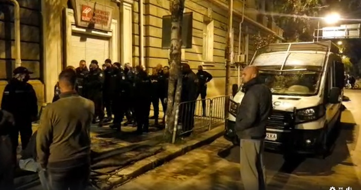 Кадри Фейсбук Да БългарияПротестиращи отидоха пред сградата на БНТ където допреди