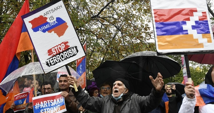снимки БулфотоДесетки представители на арменската общност в България протестираха вчера пред