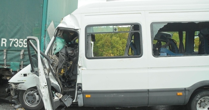 Снимка БулфотоМлада жена от катастрофиралия край Лесово бус обясни че пътниците