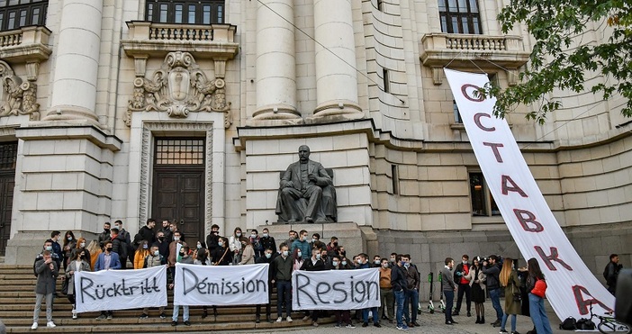 Снимки БулфотоПротест пред ректората на Софийския университет провеждат студенти от
