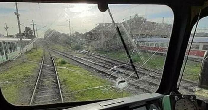 Снимки БДЖЗа поредна вандалска проява хвърляне на камъни по влак