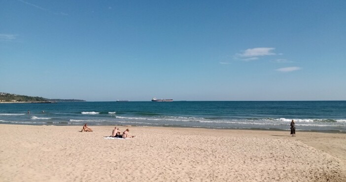 Редактор  e mail  снимки читателЦиганското лято отново отведе варненци на плажа Топлият ден