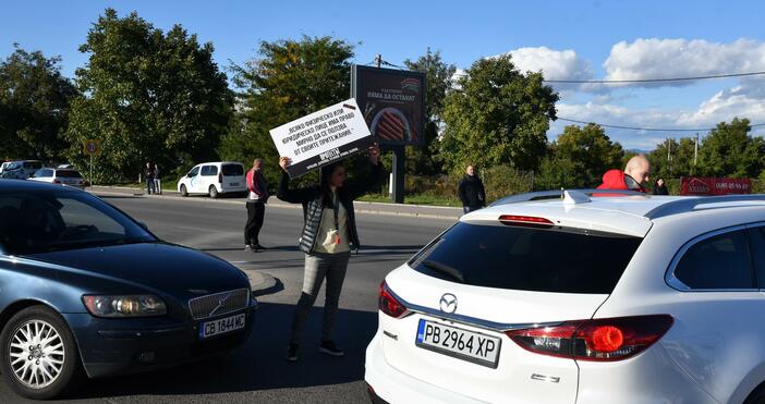 Снимки: БулфотоПротестиращи от Горубляне блокираха движението на Цариградско шосе. По