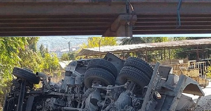 снимки Мартин Миповански Товарен автомобил падна през мантинелата на Аспарухов мост във