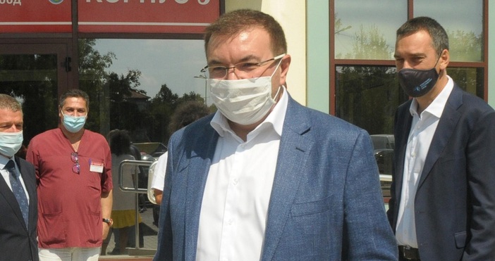 Снимка: БулфотоВсички хора в България задължително трябва да носят маска