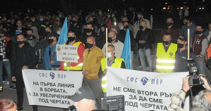 Снимки БулфотоСлед полицаите във Варна на протест тази вечер излязоха и