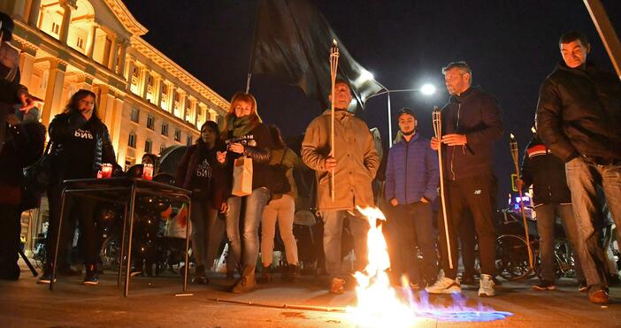 Снимки: БулфотоПореден протест по тъмно в София, предава Булфото.С молебен