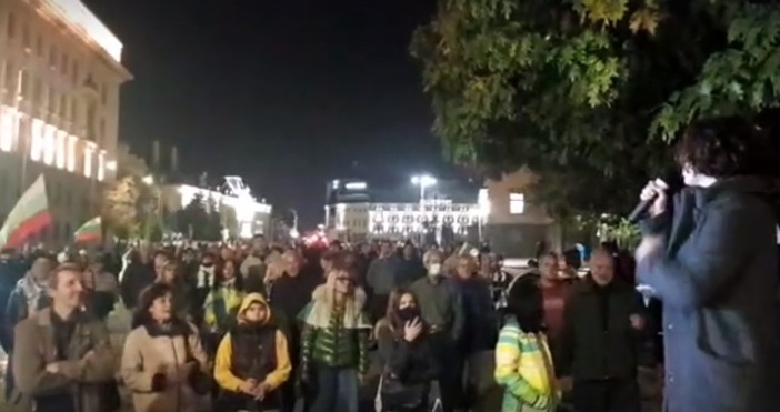 Кадър Отровното трио С огън протече протестът в столицата тази вечер  Факелно