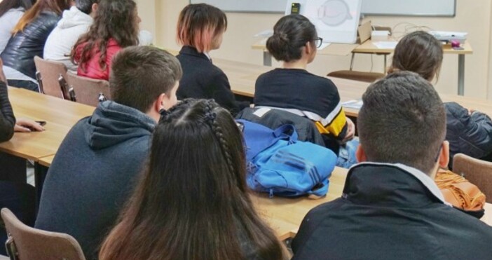 БулфотоВ голяма част от страната гимназистите се връщат в клас