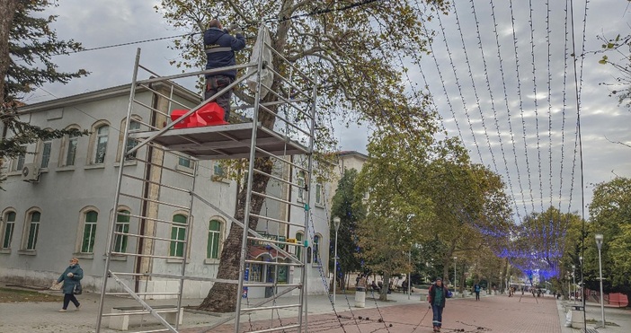 Редактор  e mail  снимки Булфото Община Варна започна да украсява града за коледните и