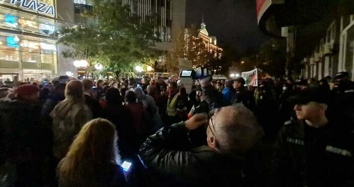 Снимка Петел архивИ тази вечер протестиращи са пред сградата на