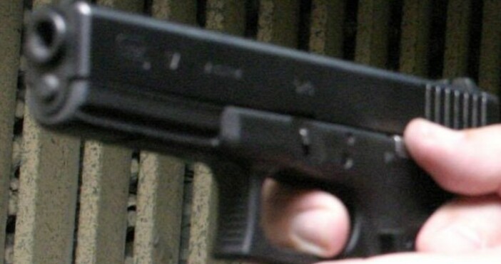 Снимка БулфотоМъж насочи пистолет срещу жена и я заплаши с разстрел ако