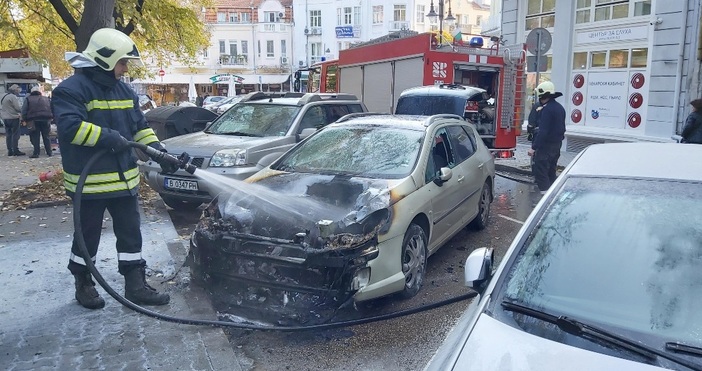 снимки БулфотоКола пламна на паркинг в центъра на Варна Инцидентът