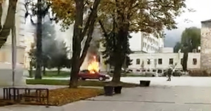 кадър и видео БНР Мъж подпали колата си на площада пред