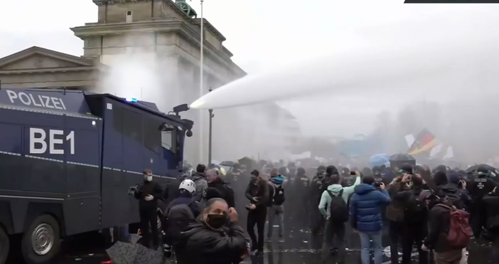 Кадър и видео rt comНапрежението в Берлин нараства и полицията прибягва