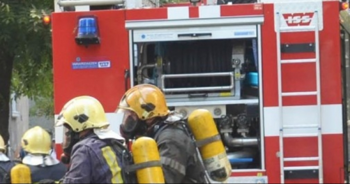 Снимка Булфото архивПожарникари в момента гасят голям пожар в Ямбол  Според БНР