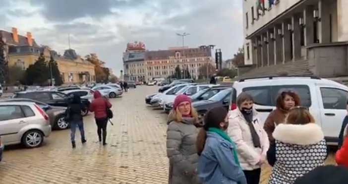 Кадър Фейсбук Отровното триоПротестиращи преминаха през цяла София и стигнаха до