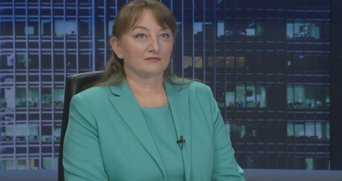 Кадър: БНТДеница Сачева коментира в ефира безработицата в България. Социалният министър