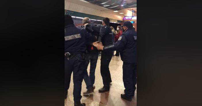 кадър и видео   фейсбук Показен арест в столичното метро Клип разпространен