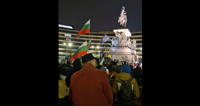 Снимка и видео Инициатива  Правосъдие за всеки  Всенародният протест в София започна Въпреки