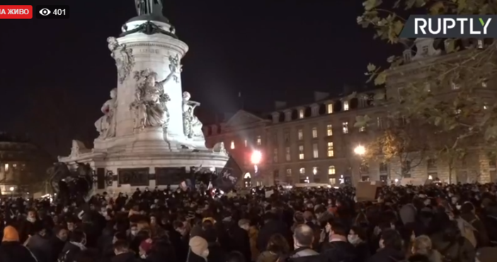 кадър RuptlyХиляди хора в момента са на площада в Париж