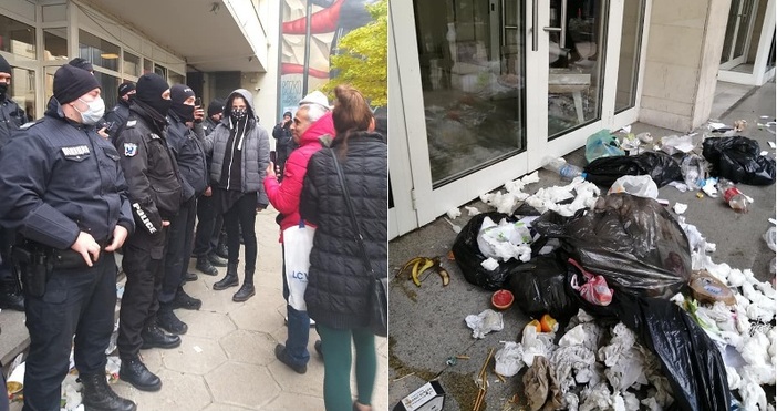 снимки Фейсбук    Днешните протести в София се преместиха пред Министерството на
