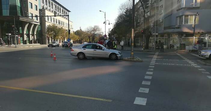 Кадър Петел бгКатастрофа стана преди минути на светофара пред община