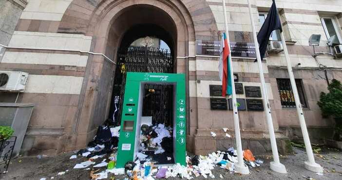 снимка Фейсбук Недоволството в столицата под формата на струпване на боклуци