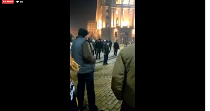 Кадър и видео: Фейсбук/Системата ни убиваПоредна вечер на протести в