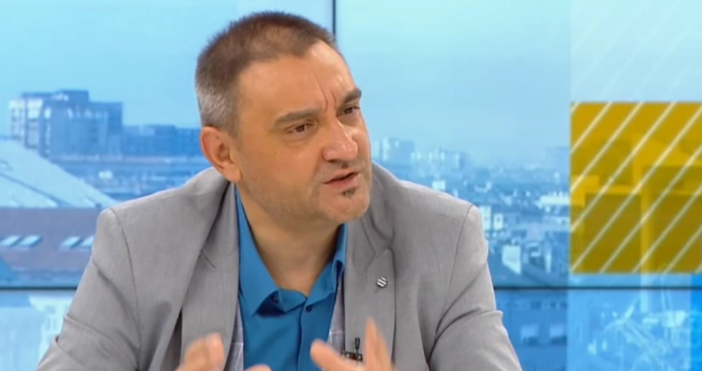 Кадър БНТДоц Андрей Чорбанов говори за ковид в ефира Той