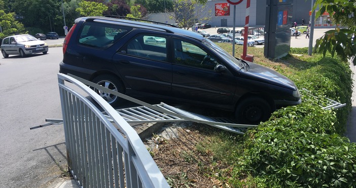 снимки Петел  Пореден инцидент във варненския квартал Възраждане Кола увисна   на паркинга на