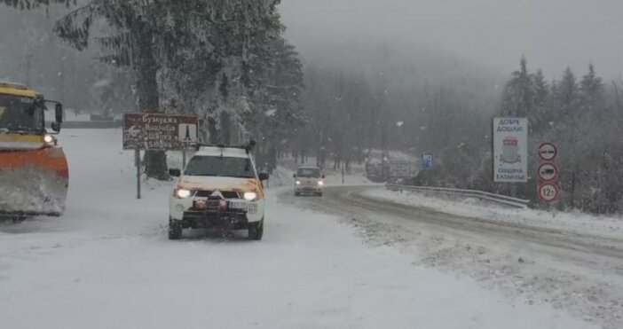 Кадър: БНТЗаради обилния снеговалеж и заснежения път, преминаването с автомобили