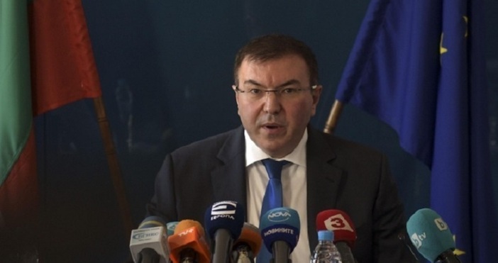Снимка БулфотоЗдравният министър Костадин Ангелов говори по време на заседание