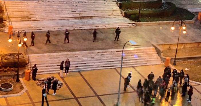 снимка читател на Петел Нов протест пред Община Варна накара полицаите