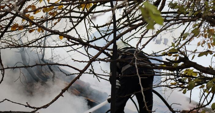 Снимки: БулфотоПожарникари потушиха голям пожар във Варна. Той е станал