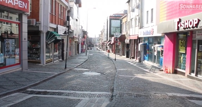 Кадър Edirne sessizliğe büründüОдрин прилича на град призрак Улиците и булевардите в