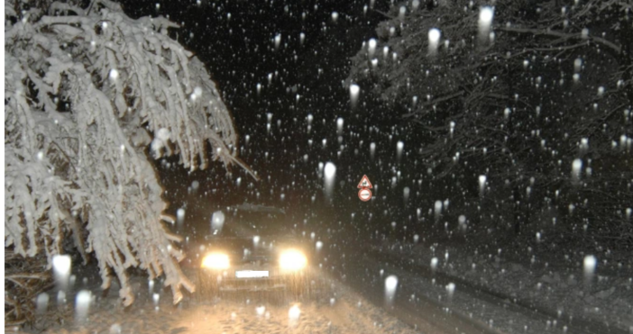 Снимка БулфотоВсе по тежка става обстановката на прохода Петрохан Снегът вали силно