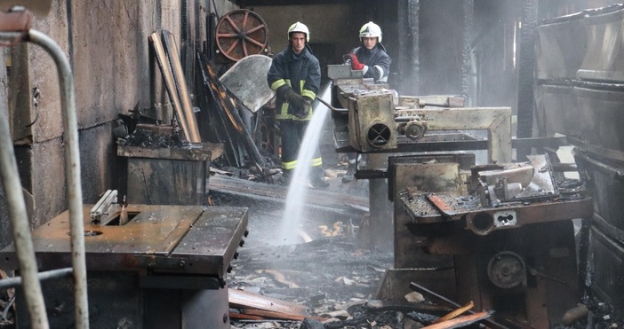 снимки БулфотоПожар е избухнал тази нощ в складова база  на