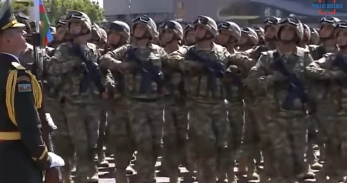 Казър: Youtube/Public DefenseТурският президент Реджеп Тайип Ердоган уважи военния парад