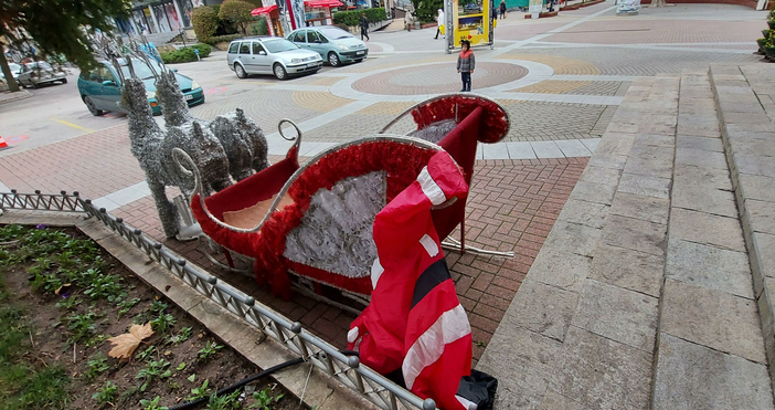 Снимка: БулфотоНадуваемият дядо Коледа пред входа на община Хасково вече