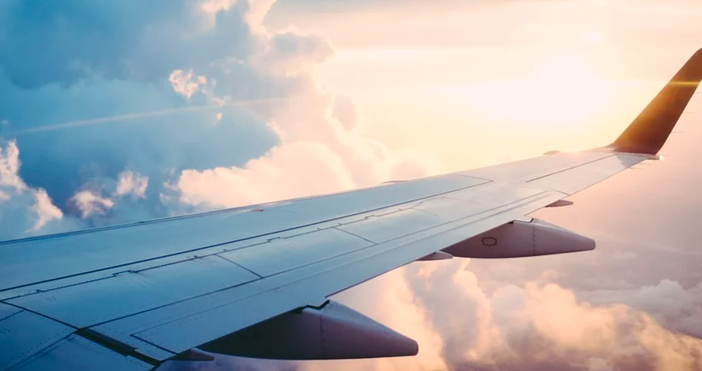 снимка pixabayМъж се опита да се повози на самолетно крило в Лас