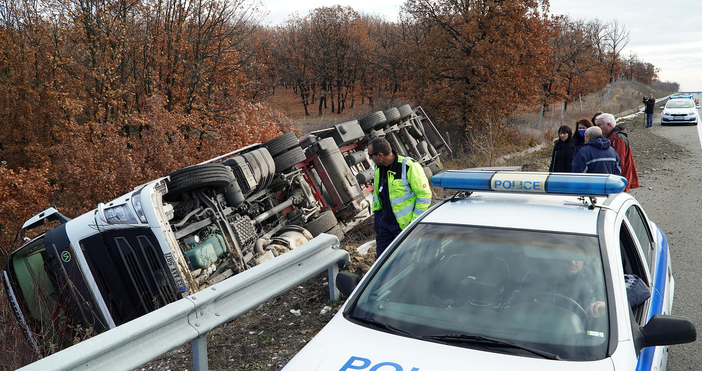 БулфотоТурски тир се обърна в канавка на магистрала Марица Инцидентът