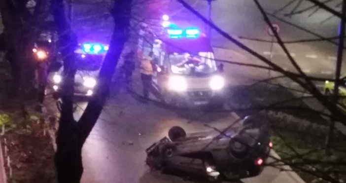  Тежка катастрофа тази нощ във Варна Автомобил се е обърнал по